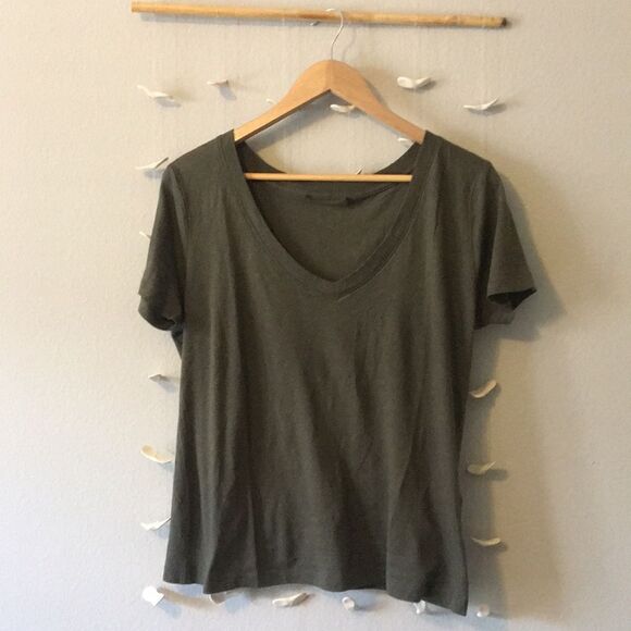 Green tee  - Picture 2 of 2